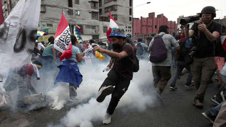 Crece tensión en Perú tras reporte de 20 muertos en protestas.