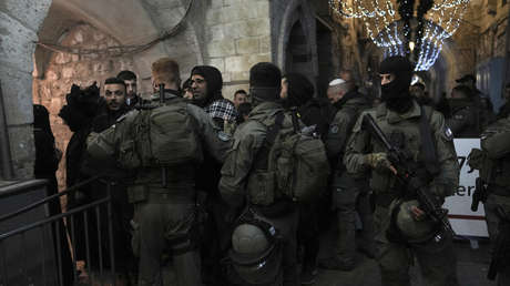 Fuerzas israelíes atacan la mezquita de Al-Aqsa