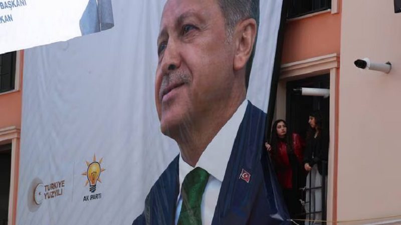 Erdogan con ventaja en primeros resultados