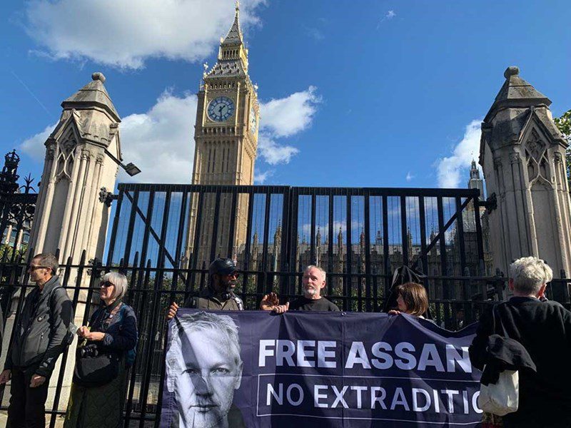 Exigen cese de extradición de Assange