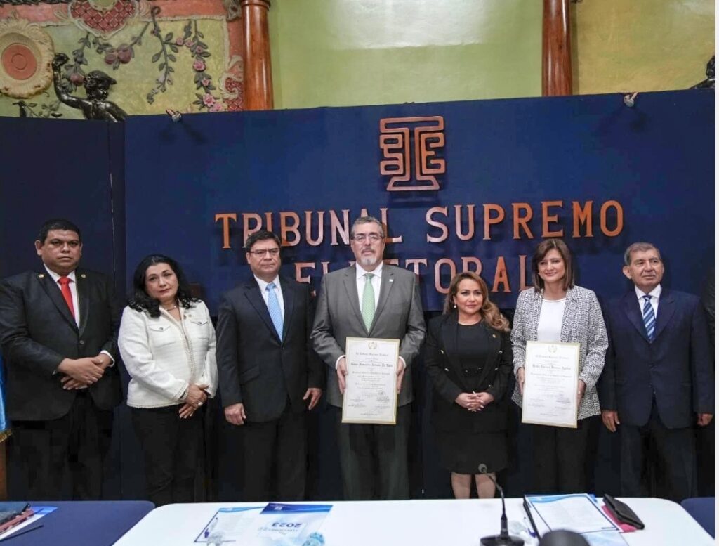 Bernardo Arévalo y Karin Herrera reciben credenciales como binomio presidencial electo
