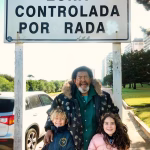 Rubén Rada con sus hijos