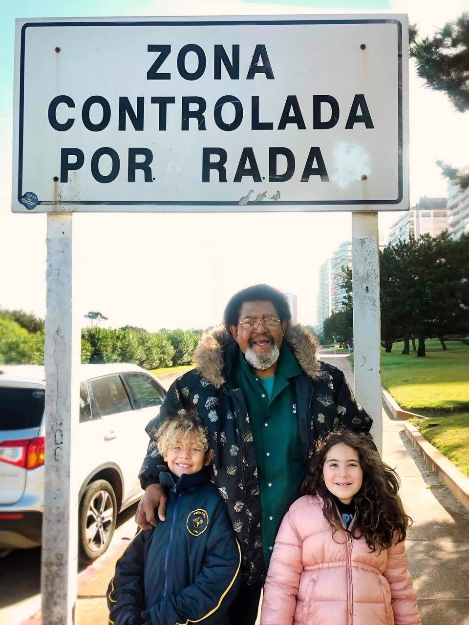 Rubén Rada con sus hijos